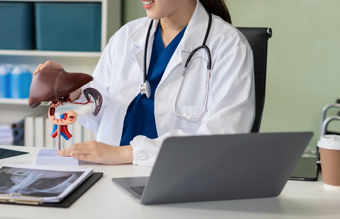 Médecin travaillant sur son ordinateur dans son cabinet