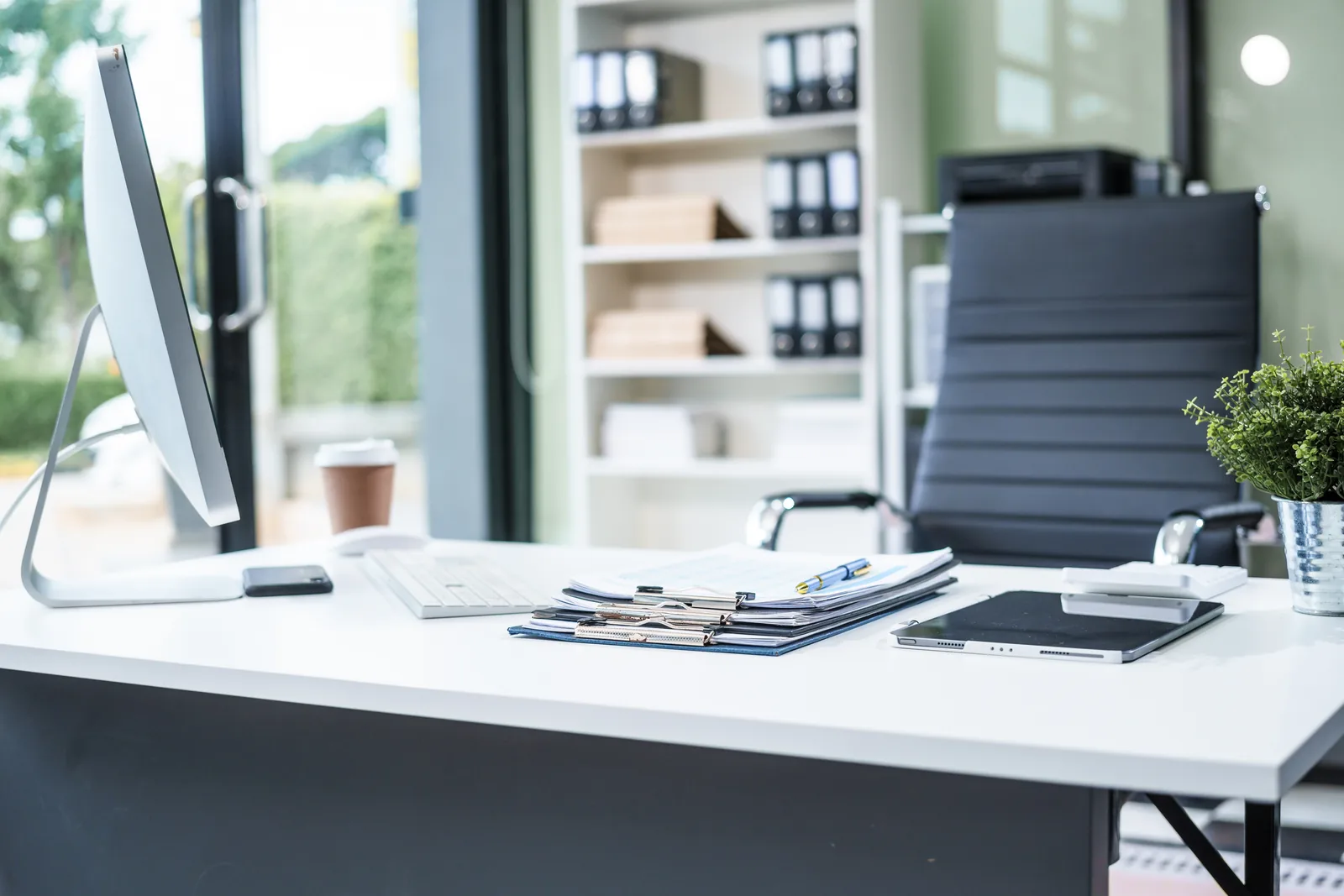 Bureau de cabinet avec dossiers comptables et poste de travail