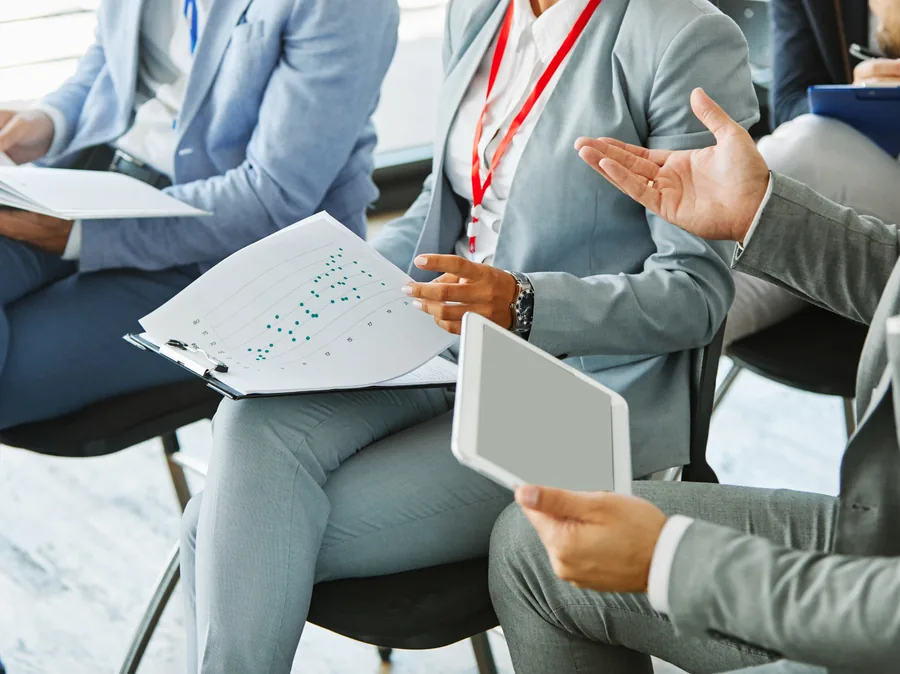 Professionnels échangeant autour de documents financiers