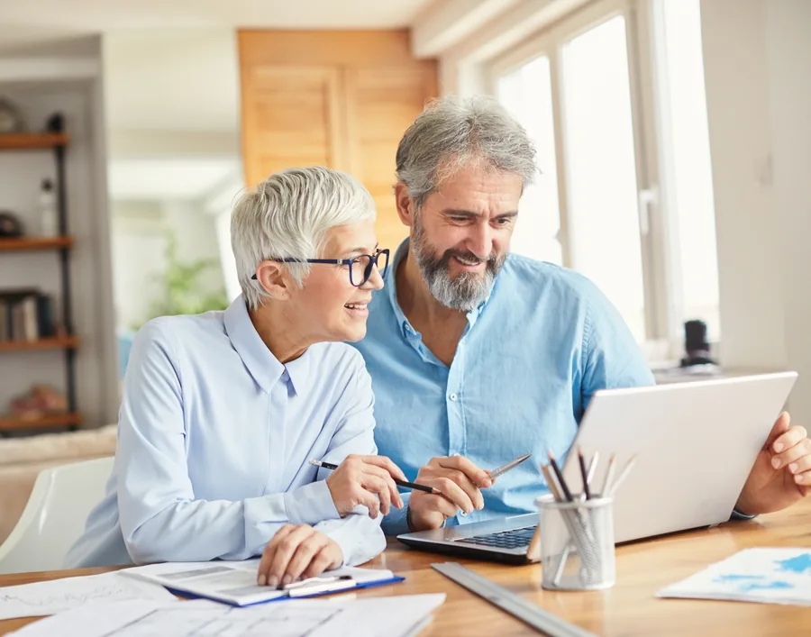 Couple consultant son bilan patrimonial sur un ordinateur